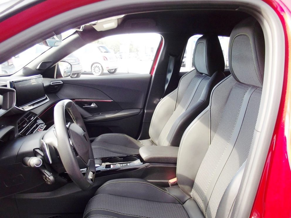 Peugeot 2008 HYBRID 136 E DCS6 GT BVA - photo 4