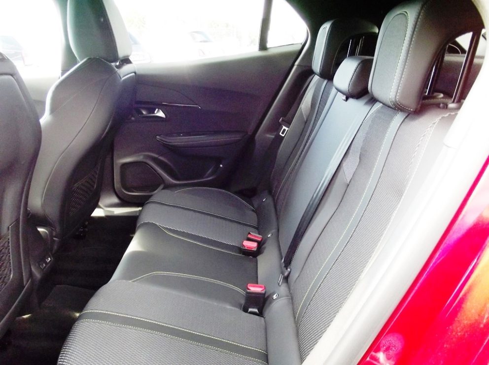 Peugeot 2008 HYBRID 136 E DCS6 GT BVA - photo 10