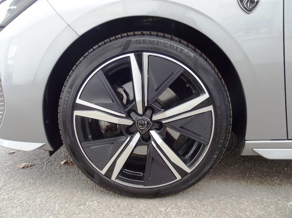 Peugeot 308 SW BLUEHDI 130 CV GT  EAT8 - photo 14