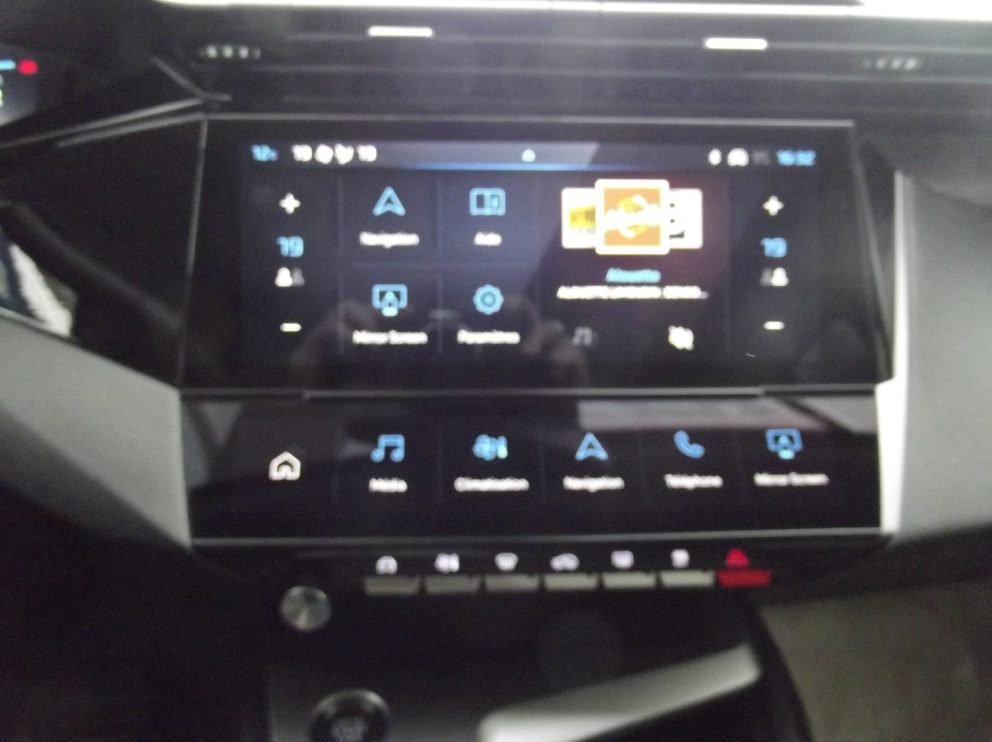 Peugeot 408 HYBRID 136 E DCS6 GT BVA - photo 6