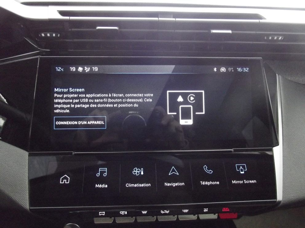 Peugeot 408 HYBRID 136 E DCS6 GT BVA - photo 8