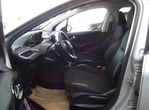 Peugeot 208 VTI 82 CV STYLE BVM - photo 4
