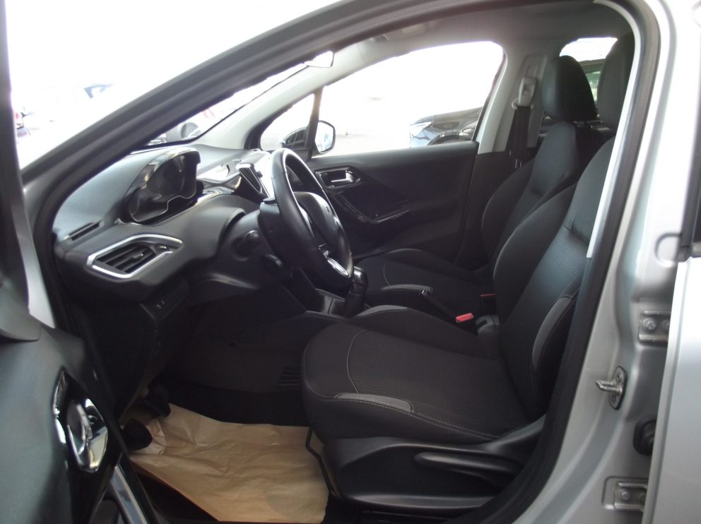 Peugeot 208 VTI 82 CV STYLE BVM - photo 4