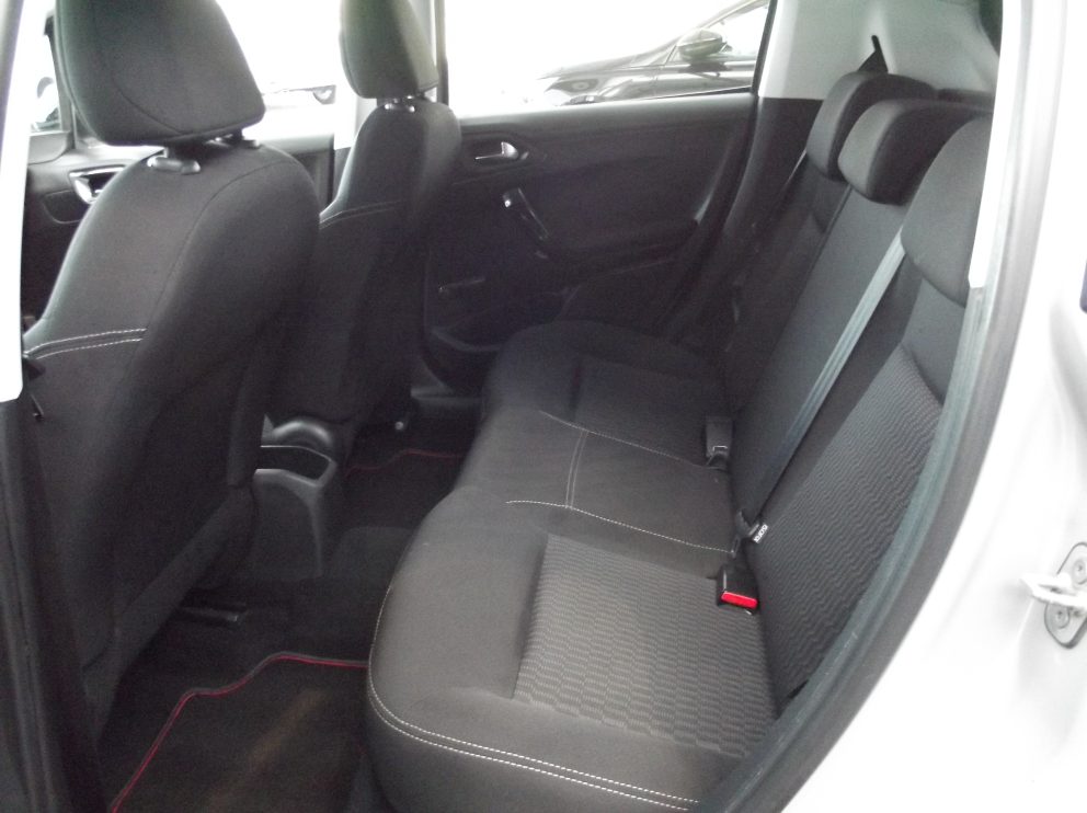 Peugeot 208 VTI 82 CV STYLE BVM - photo 9