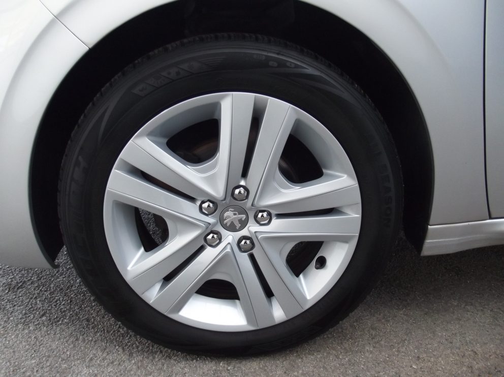 Peugeot 208 VTI 82 CV STYLE BVM - photo 12